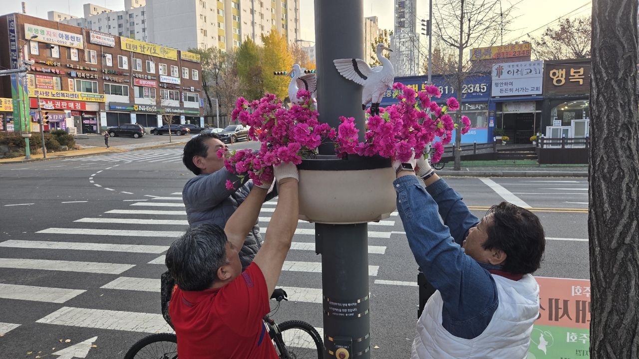 연수구 연수1동 주민자치회는 연수구 개청 30주년을 기념해 지역 내 방치되어 있던 가로등 화분을 아름답게 꾸미는 사업을 진행했다